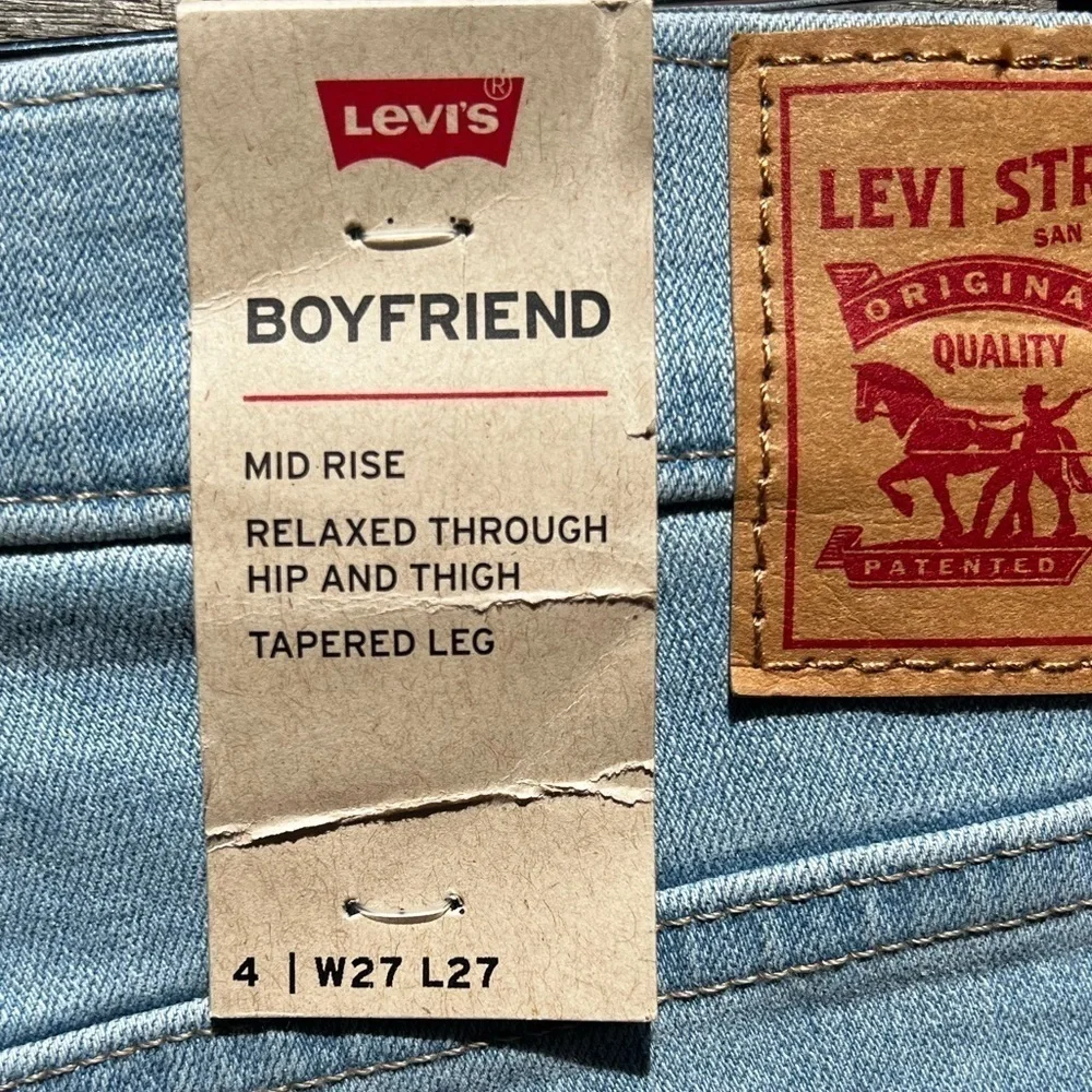 🌻NEW (w/tags) Levi's Light Wash Boyfriend Jeans Women's Size 4 or 27